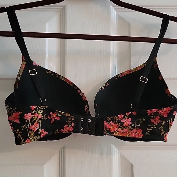 Victoria's Secret Very Sexy Push Up Bra - Picture 2 of 4